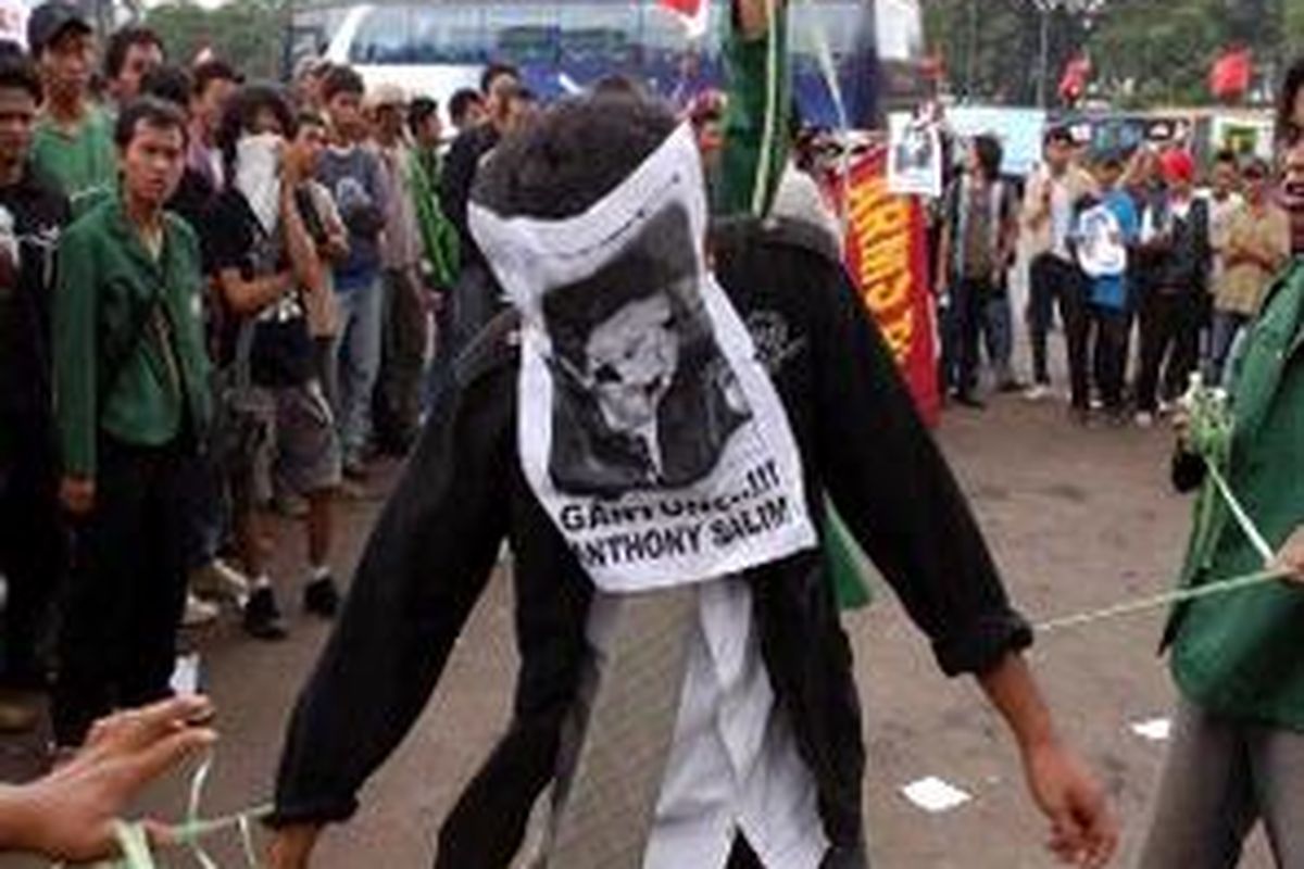 ARMS BLBI menggelar aksi teatrikal di depan Gedung DPR RI Jakarta. Dalam aksinya mereka menuntut dituntaskannya kasus BLBI.