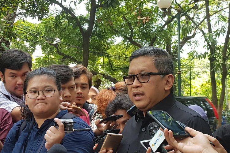 Sekjen PDI-P Hasto Kristiyanto saar datang ke kediaman Megawati Soekarnoputri, di Menteng, Jakarta Pusat, Kamis (24/10/2019).