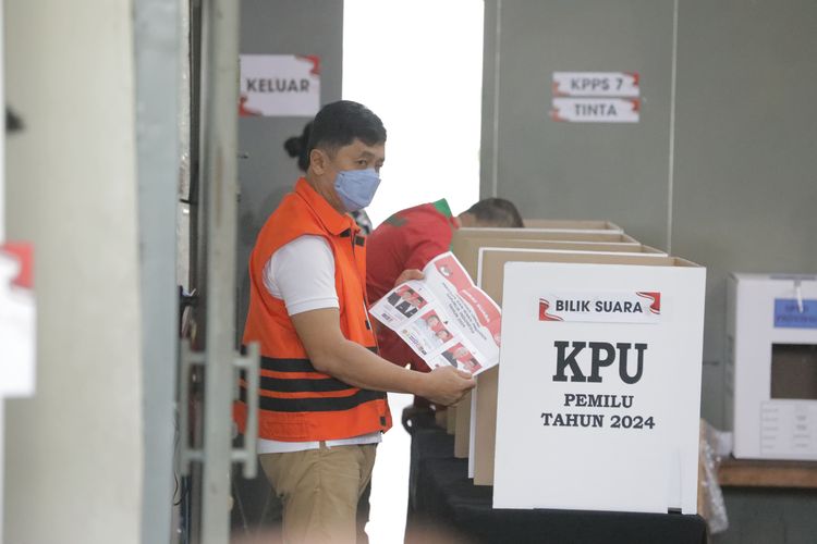 Tahanan kasus korupsi menggunakan hak suaranya untuk mencoblos di tempat pemungutan suara (TPS) Rutan Merah Putih KPK, Jakarta Selatan, Rabu (14/2/2024).