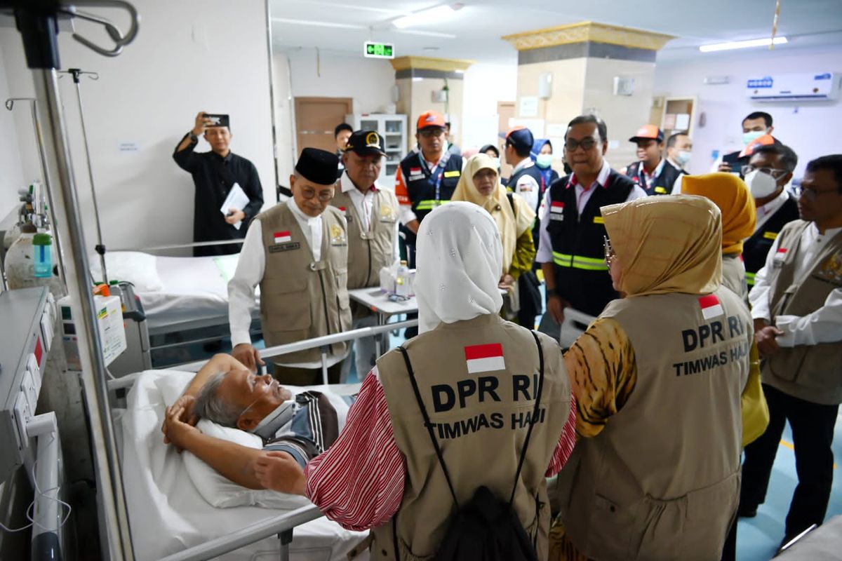 Anggota Tim Pengawai (Timwas) Haji Dewan Perwakilan Rakyat (DPR) Republik Indonesia (RI) Darul Siska menyapa jemaah haji Indonesia yang sedang perawatan di Klinik Kesehatan Haji Indonesia (KKHI) di Madinah, Arab Saudi (21/6/2023).
