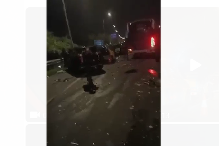 Sebanyak 17 kendaraan terlibat kecelakaan beruntun di KM 92 Tol Cipularang, Minggu (26/6/2022).