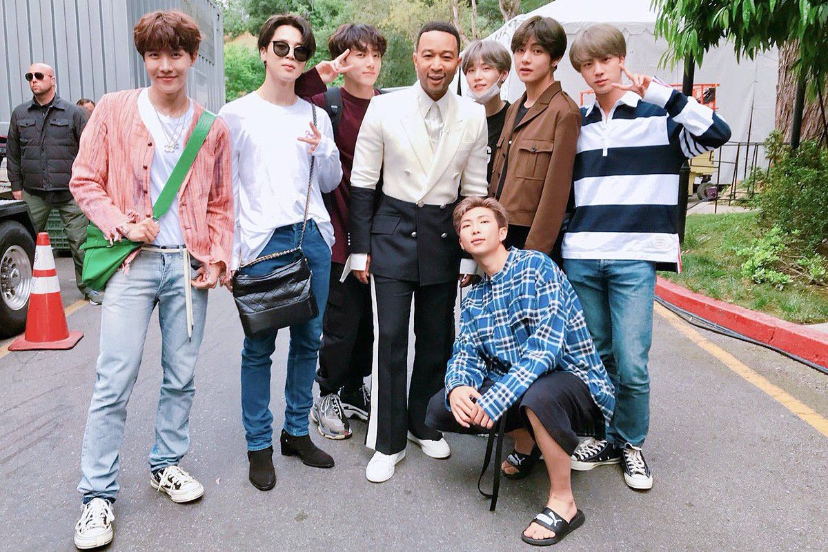 Boyband BTS berfoto bareng penyanyi John Legend di Universal Studios.