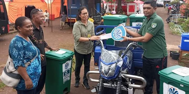 Pemkab Flotim menerima bantuan berupa delapan unit kendaraan pengangkut sampah dan 50 unit tempat sampah terpilah dari Kementerian Lingkungan Hidup dan Kehutanan (LHK). 