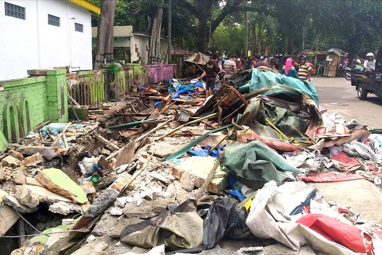 Warkop yang berada persis di depan RS Santa Elisabeth di Jalan Haji Misbah, Kelurahan Jati, Kecamatan Medan Maimun, kini rata dengan tanah, Senin (5/8/2019)