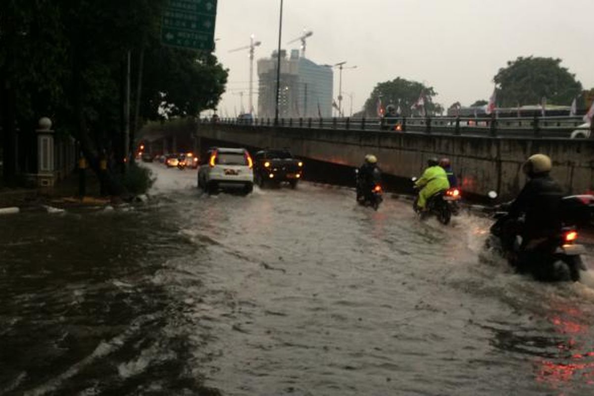 Genangan sekitar 20 centimeter di depan Gedung Dinas Pendidikan DKI Jakarta, Jalan Gatot Subroto, Jakarta, Selasa (21/2/2017).