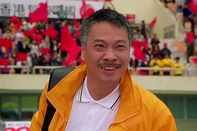 Ng Man-tat saat bermain sebagai pelatih sepak bola dalam film Shaolin Soccer
