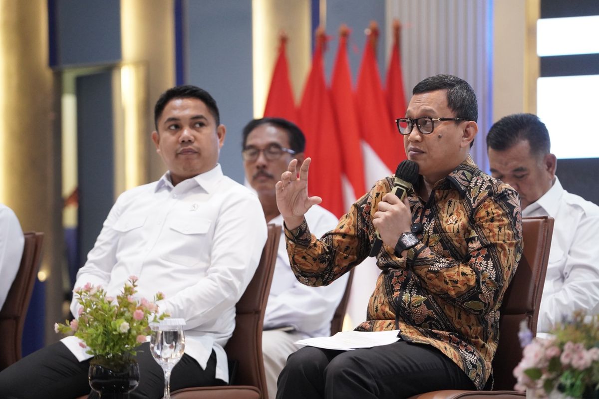 Menteri Perlindungan Pekerja Migran Indonesia (P2MI) Abdul Kadir Karding meluncurkan buku berjudul Melanglang Buana, Menyemai Janabijana di Kantor Kementerian Perlindungan Pekerja Migran Indonesia (KemenP2MI), Jakarta pada Selasa (27/5/2025).
