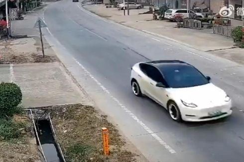 Video Detik-detik Mobil Tesla Hilang Kendali, 2 Orang Tewas