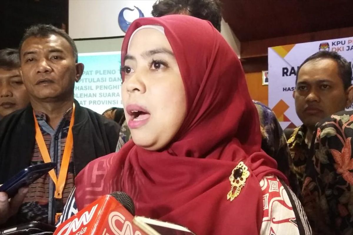 Ketua KPU DKI, Betty Epsilon Idrus memberikan keterangan terkait kembali molornya perhitungan penghitungan suara di DKI