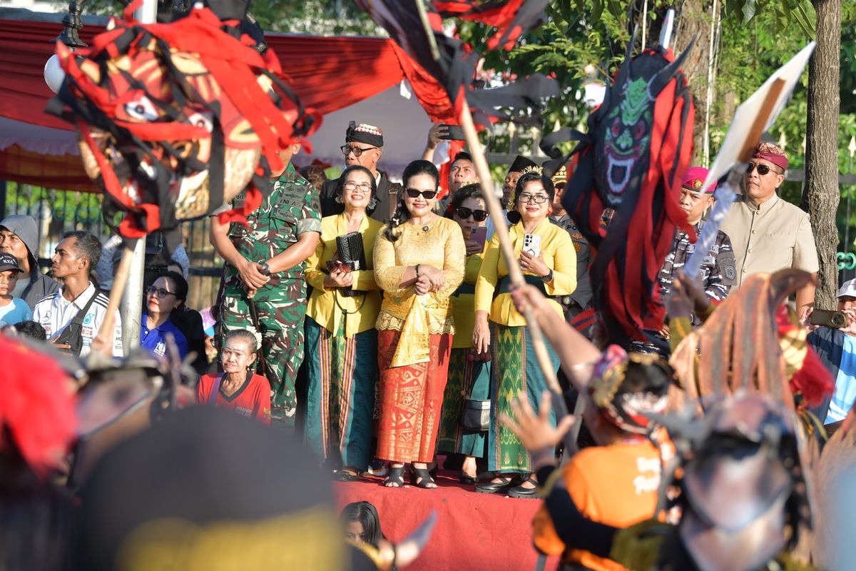 Wali Kota Agustina Wilujeng dalam pawai ogoh-ogoh lintas agama di Kota Semarang, Minggu (26/4/2026).