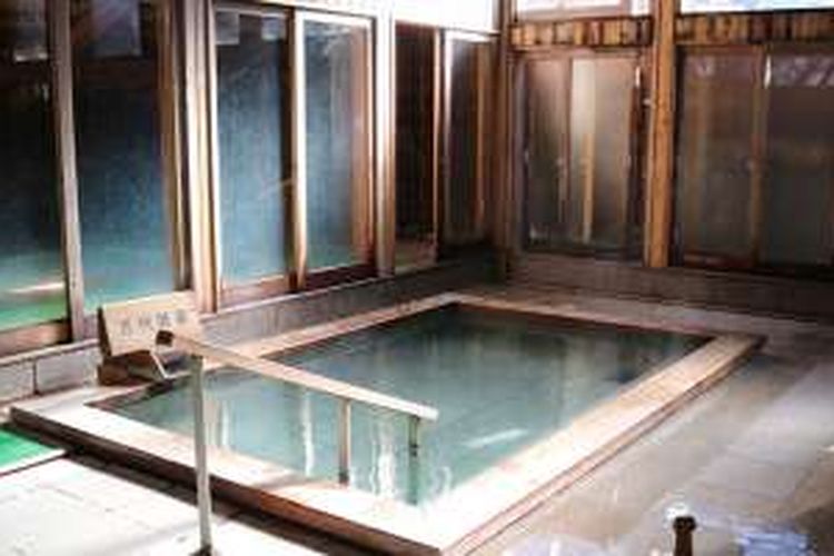 Fasilitas onsen pada salah satu resort di Kusatsu Onsen, Prefektur Gunma, Jepang, Jumat (2/12/2016). Kusatsu Onsen sangat ramai dikunjungi wisatawan terutama pada musim dingin untuk berendam di air panas yang dipercaya sebagai terapi kesehatan.