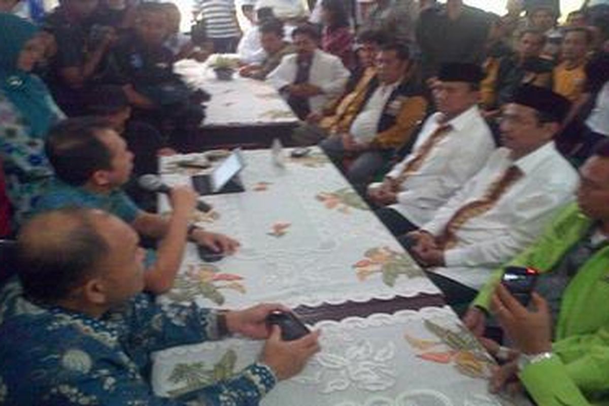 Pasangan Gatot-Erry mendaftra ke KPU Sumatea Utara, kamis (15/11/12).