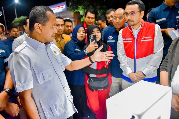 Menteri Energi dan Sumber Daya Mineral (ESDM) Bahlil Lahadalia saat inspeksi mendadak (sidak) ke SPBU 26 Pertamina Asrikaton, Pakis, Malang, Jawa Timur, Rabu (29/10/2025)