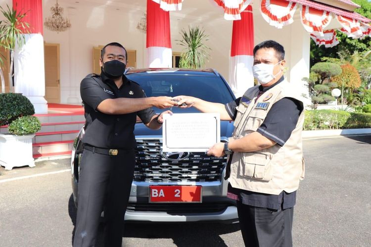 Wagub Sumbar Audy Joinaldy serahkan mobil dinas barunya ke Satgas Covid-19, Kamis (19/8/2021)