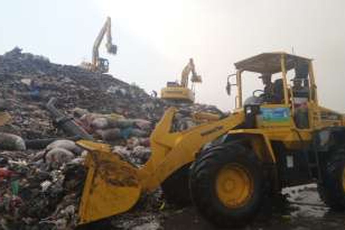 Sebanyak 1.000 unit truk sampah dan 15 alat berat milik Dinas Kebersihan Pemprov DKI Jakarta beroperasi di  TPST Bantargebang, Bekasi, Kamis (21/7/2016).
