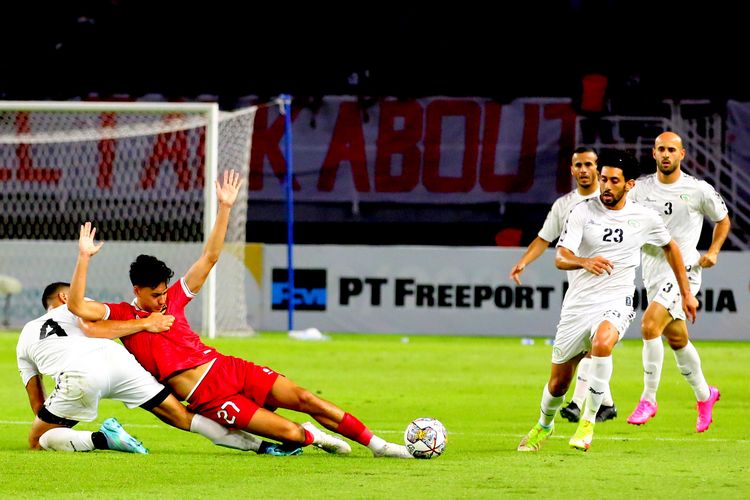 Pemain Timnas Indonesia Rafael William Struick dijaga ketat pemain Palestina saat pertandingan FIFA Matchday yang berakhir dengan skor 0-0 di Stadion Gelora Bung Tomo Surabaya, Rabu (14/6/2023) malam.
