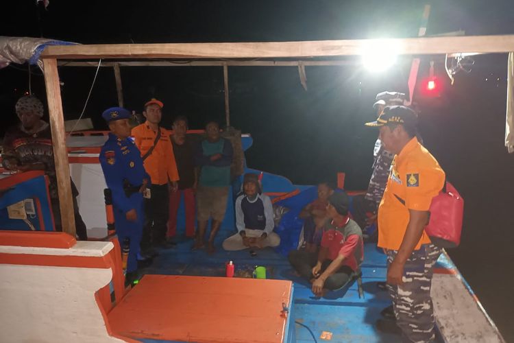 Petugas Basarnas Jawa Timur saat mengevakuasi ABK KM Maju Setia 22 yang terbakar di perairan Samudera Hindia, Selasa (13/6/2023).