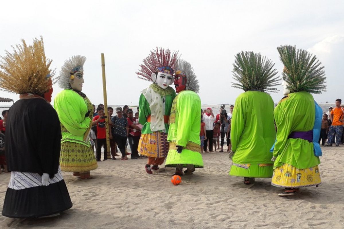 Atraksi ondel-ondel bermain sepakbola di Pantai Lagoon Ancol yang digelar guna memperingati HUT DKI Jakarta ke-491, Sabtu (23/6/2018).