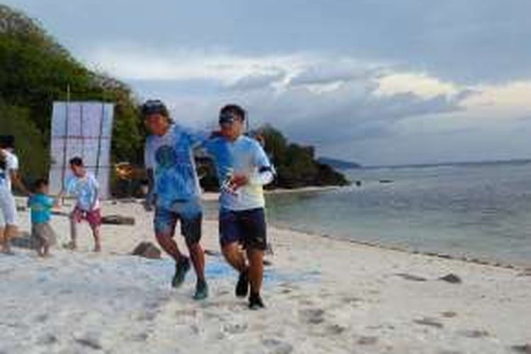 Dua peserta 10K Gili coast color run 2016