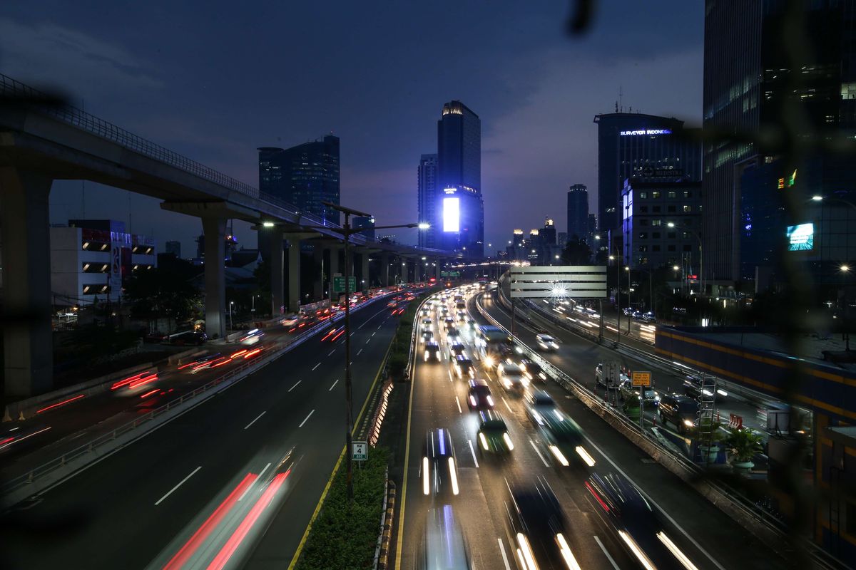 Lalu lintas kendaraan di Tol Dalam Kota Jakarta tampak padat pada jam pulang kerja di hari ketiga pemberlakuan pembatasan sosial berskala besar (PSBB) tahap dua, Rabu (16/9/2020). Pembatasan kendaraan bermotor melalui skema ganjil genap di berbagai ruas Ibu Kota resmi dicabut selama PSBB tahap dua.