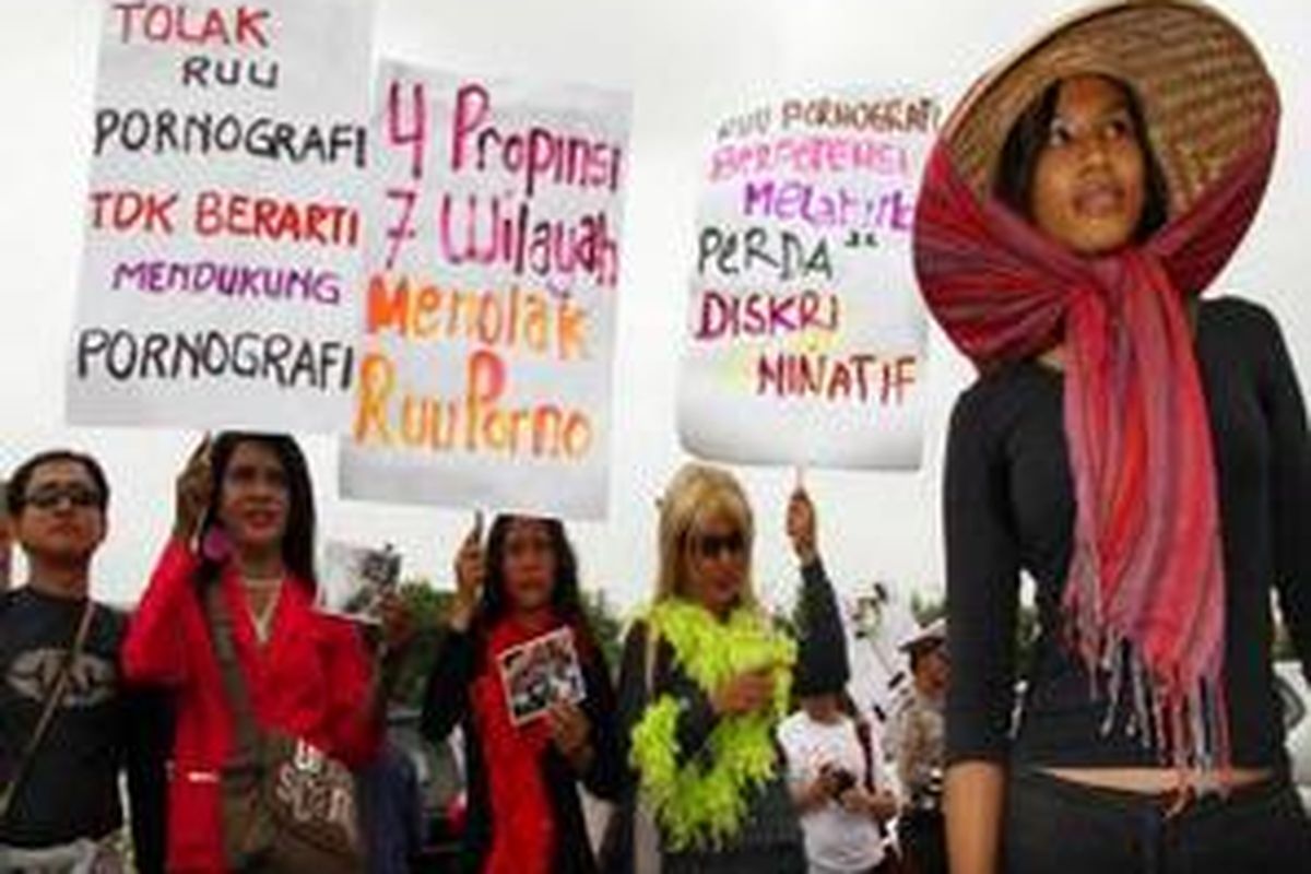 Novelis Ayu Utami ikut berunjuk rasa menentang disahkannya RUU Pornografi.
