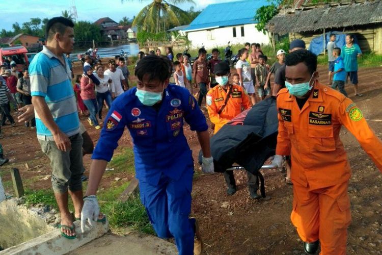 Petugas SAR Gabungan saat membawa jenazah korban (17/7/2017)