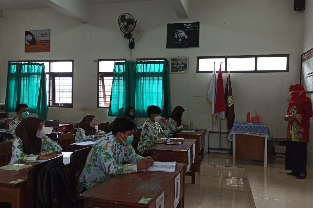 Para pelajar SMAN 2 Jember saat mengikuti kegiatan pembelajaran tatap muka pada Kamis (2/9/2021)