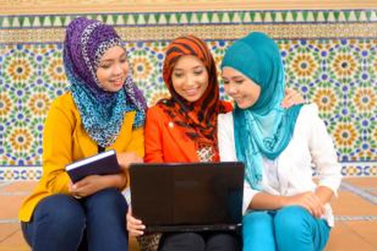 Teknis pelaksanaan kuliah online dilakukan dengan menyediakan materi perkuliahan dengan cara diunggah ke dalam satu website. Di situs itu semua mahasiswa berhak mengunduh materi bahan kuliah. 