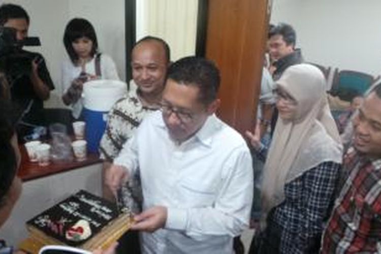 Mantan Ketua Umum Partai Demokrat Anas Urbaningrum mendapat kue ulang tahun dari Perhimpunan Pergerakan Indonesia di Pengadilan Tindak Pidana Korupsi, Jakarta, Senin (14/7/2014).