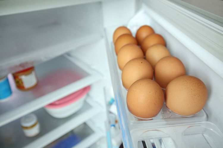 Ilustrasi menyimpan telur di pintu kulkas.