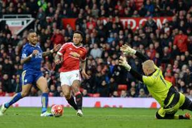 Kasper Schmeichel berusaha menahan tendangan Memphis Depay pada laga antara Manchester United dan Leicester City di Old Trafford, Minggu (1/5/2016). 