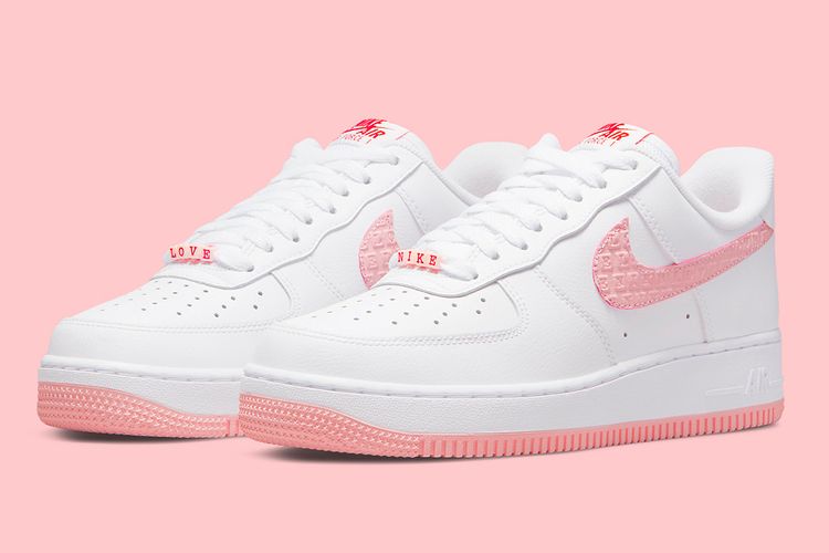 Nike Air Force 1 Valentine's Day akan dirilis di situs resmi Nike dan pengecer tertentu di bulan Februari.