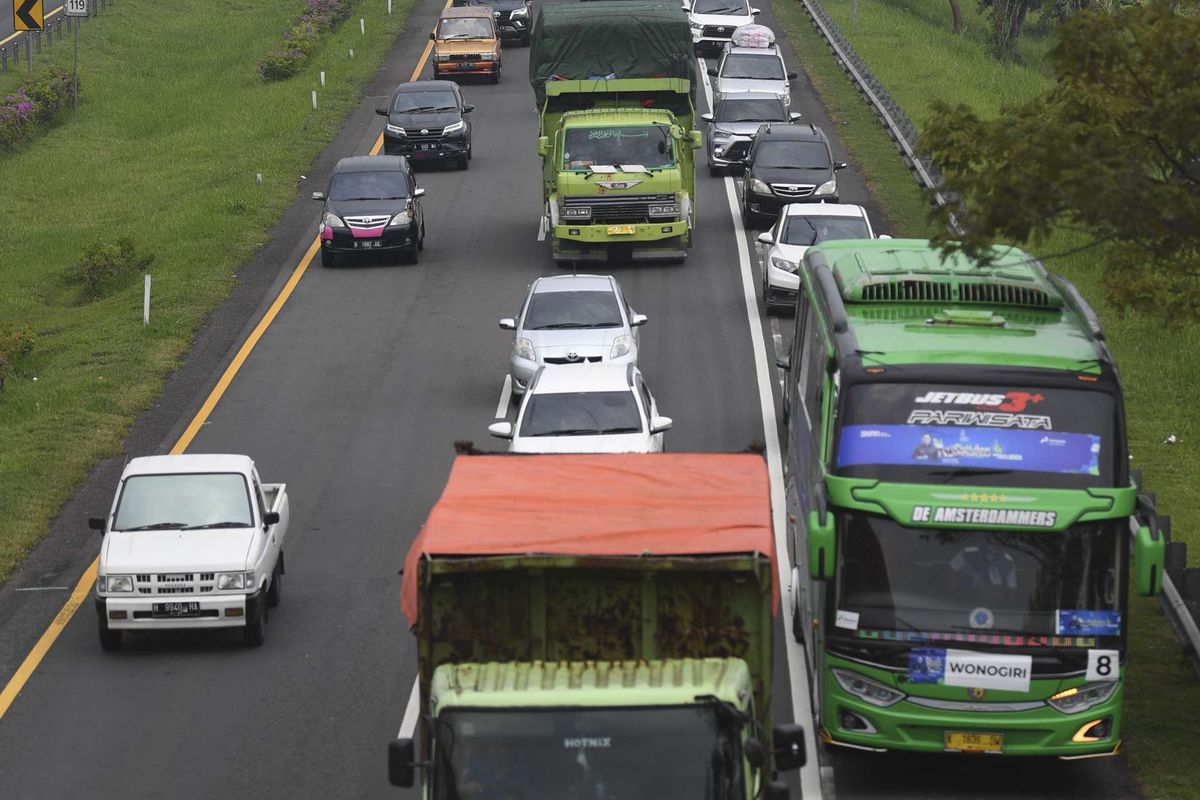 Sejumlah kendaraan melintas di jalan Tol Cikopo-Palimanan, Jawa Barat, Rabu (27/4/2022). Memasuki H-5 lebaran 2022 volume jumlah kendaraan mengalami peningkatan yang signifikan di jalan tol Cikopo-Palimanan yang mengakibatkan kemacetan pada sejumlah ruas jalan utama tol karena antrea kendaraan yang akan masuk rest area.