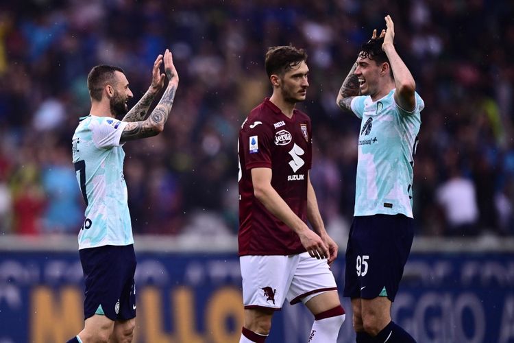 Selebrasi Marcelo Brozovic bersama Alessandro Bastoni dalam laga pekan ke-38 Liga Italia 2022-2023 di Stadion Olimpico Grande Torino, 3 Juni 2023. (Photo by Marco BERTORELLO / AFP)