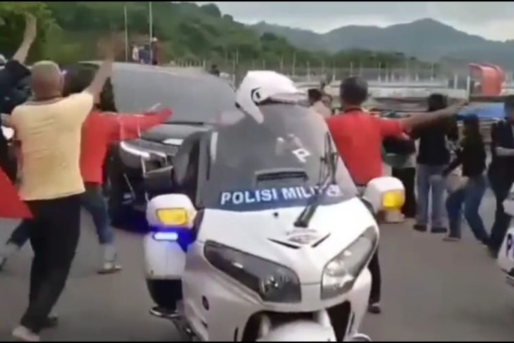 Kader PDIP di Bima saat mencegat mobil Presiden, Rabu (28/12/2022).
