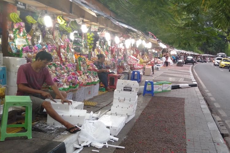 Pedagang parsel di Jalan Barito, kawasan Kebayoran Baru, Jakarta Selatan, Senin (16/12/2019)