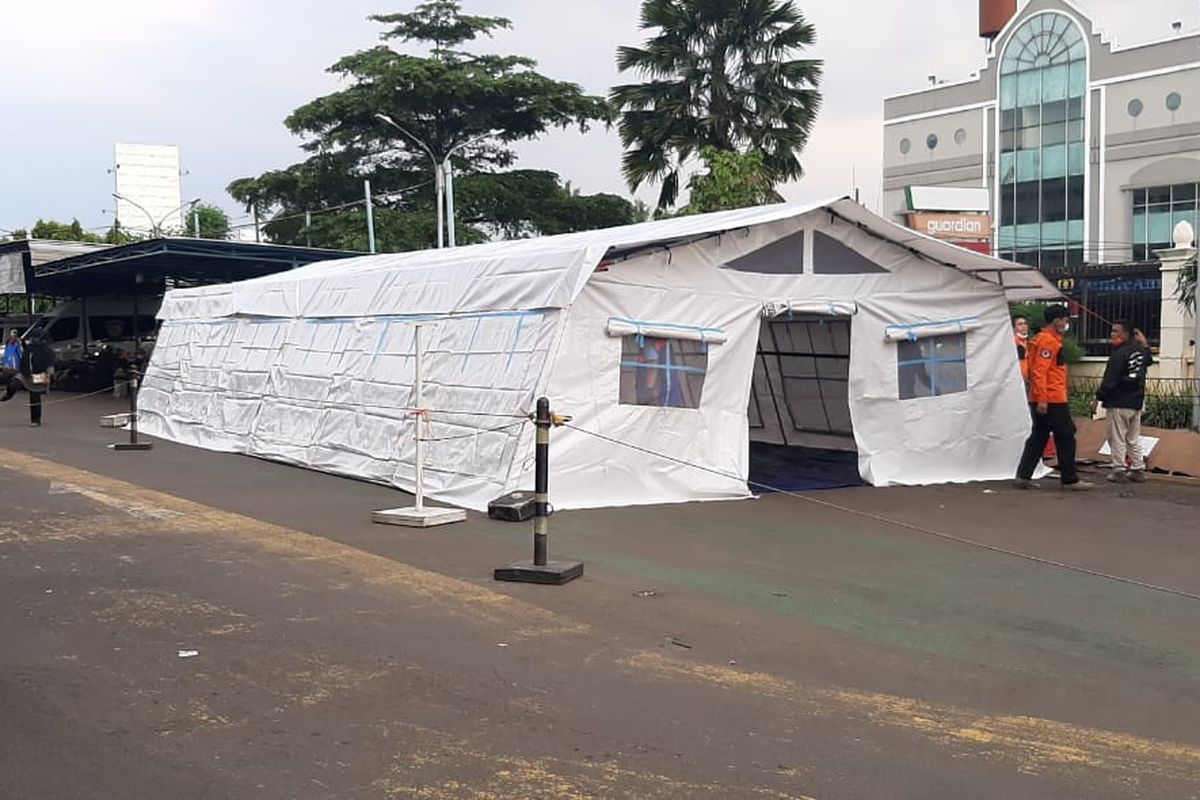 Rumah Sakit Umum Pusat (RSUP) Fatmawati mendirikan sebuah tenda darurat untuk merawat pasien Covid-19.