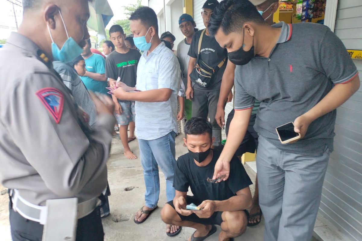 Petugas kepolisian saat menggali informasi sekitar lokasi penemuan mayat, di salah satu Ruko di Pasar Gadung, Kecamatan Driyorejo, Gresik, Jawa Timur.