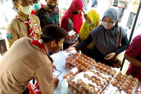 Dapat Bonus 8 Butir Telur, Vaksinasi di Depan Kantor Pemkab Blitar Dibanjiri Warga