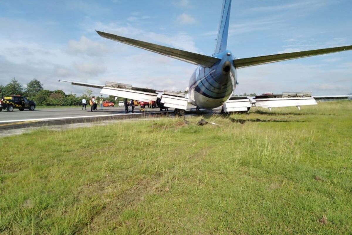 Pesawat boing 737-300 milik Trigana Air Service tergelincir di Bandara Sentani Jayapura, Papua, Selasa (25/02/2020)