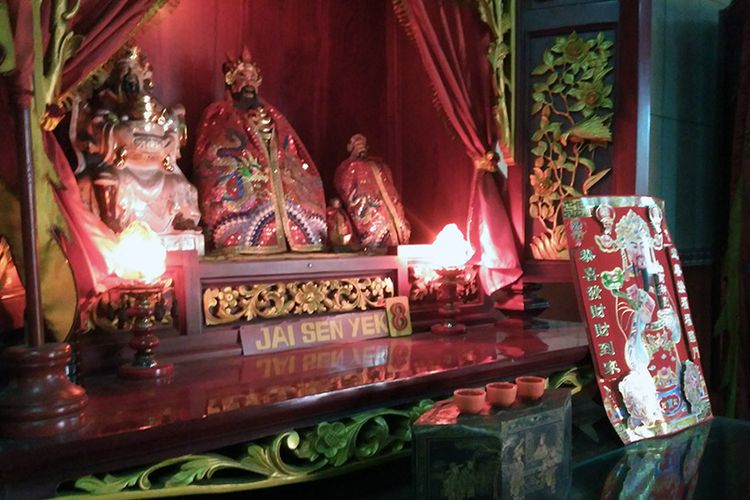 Salah satu altar tempat patung dewa-dewi yang ada di Kelenteng Kim Hin Kiong.
