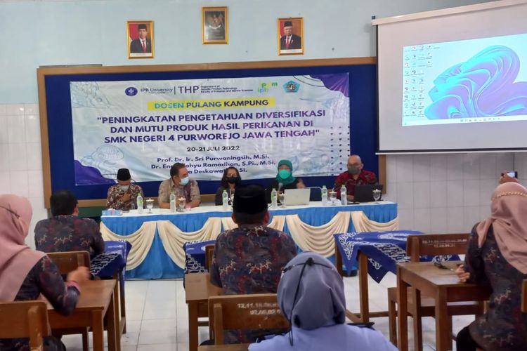 IPB University melakukan program pengabdian masyarakat dengan bentuk pendampingan dan peningkatan mutu produk UMKM Milenial di lingkungan SMKN 4 Purworejo Provinsi Jawa Tengah.
