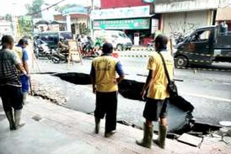 aspal di jalan KH Ahmad Dahlan kota Yogyakarta ambles sedalam kurang lebih 3 meter dengan panjang 6 meter