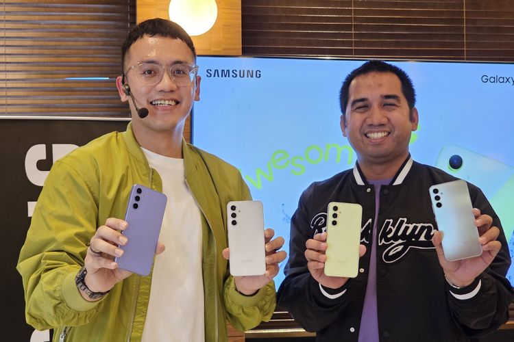 MX Product Marketing Senior Manager Samsung Electronics Indonesia (SEIN), Ilham Indrawan (kiri) dan MX Product Marketing Manager SEIN, Taufiq Furqan (kanan), hadir dalam acara NDA Galaxy A34 5G dan Galaxy A54 5G, di Jakarta, Jumat (10/3/2023).