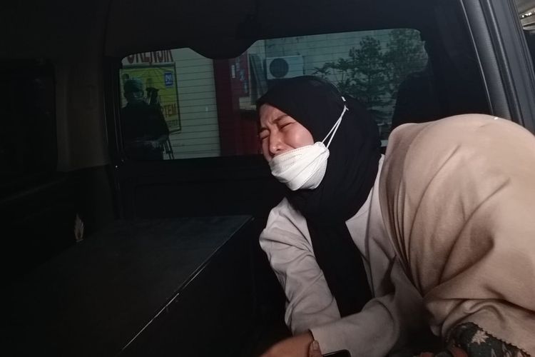 Ria Putri (30) tiba sendiri untuk menjemput dua dari empat anggota keluarganya yang menjadi korban kebakaran Depo Pertamina Plumpang, RS Polri Kramatjati, Jakarta Timur, Rabu (8/3/2023).