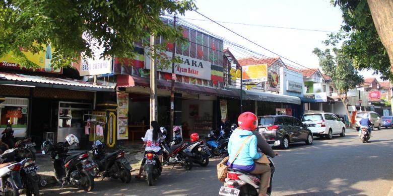 Kawasan kuliner ini berlokasi di sepanjang Jalan Raya Bangbarung Bogor, Kecamatan Tegalgundil, Bogor Utara, Kota Bogor. 