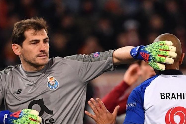 Iker Casillas menepuk kepala Yacine Brahimi saat laga AS Roma vs Porto di Stadion Olimpico dalam babak 16 besar Liga Champions, 12 Februari 2019. 