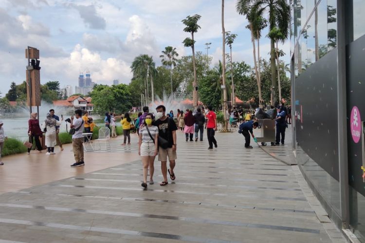 Suasana di Senayan Park Mall, Minggu (15/11/2020).