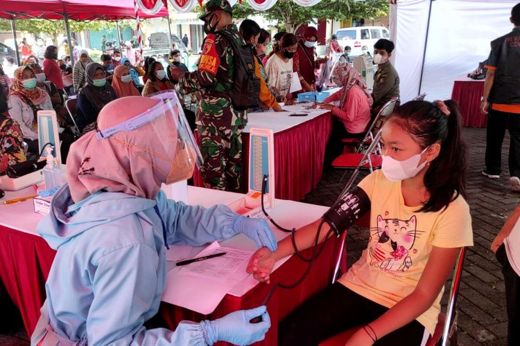 Ratusan warga Kecamatan Sukorejo, Kota Blitar menghadiri vaksinasi Covid-19 di halaman Pasar Legi, Kamis pagi (4/11/2021)