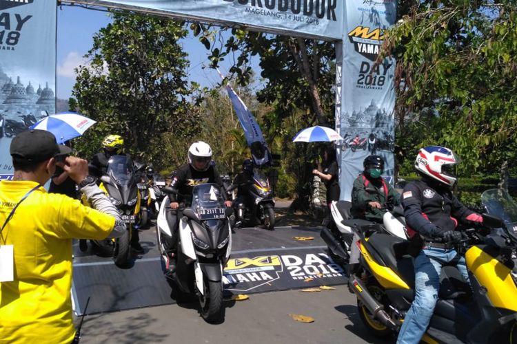 Peserta MAXI Yamaha Tour de Indonesia tiba di komplek Candi Borobudur Magelang Jawa Tengah, Sabtu (14/7/2018).